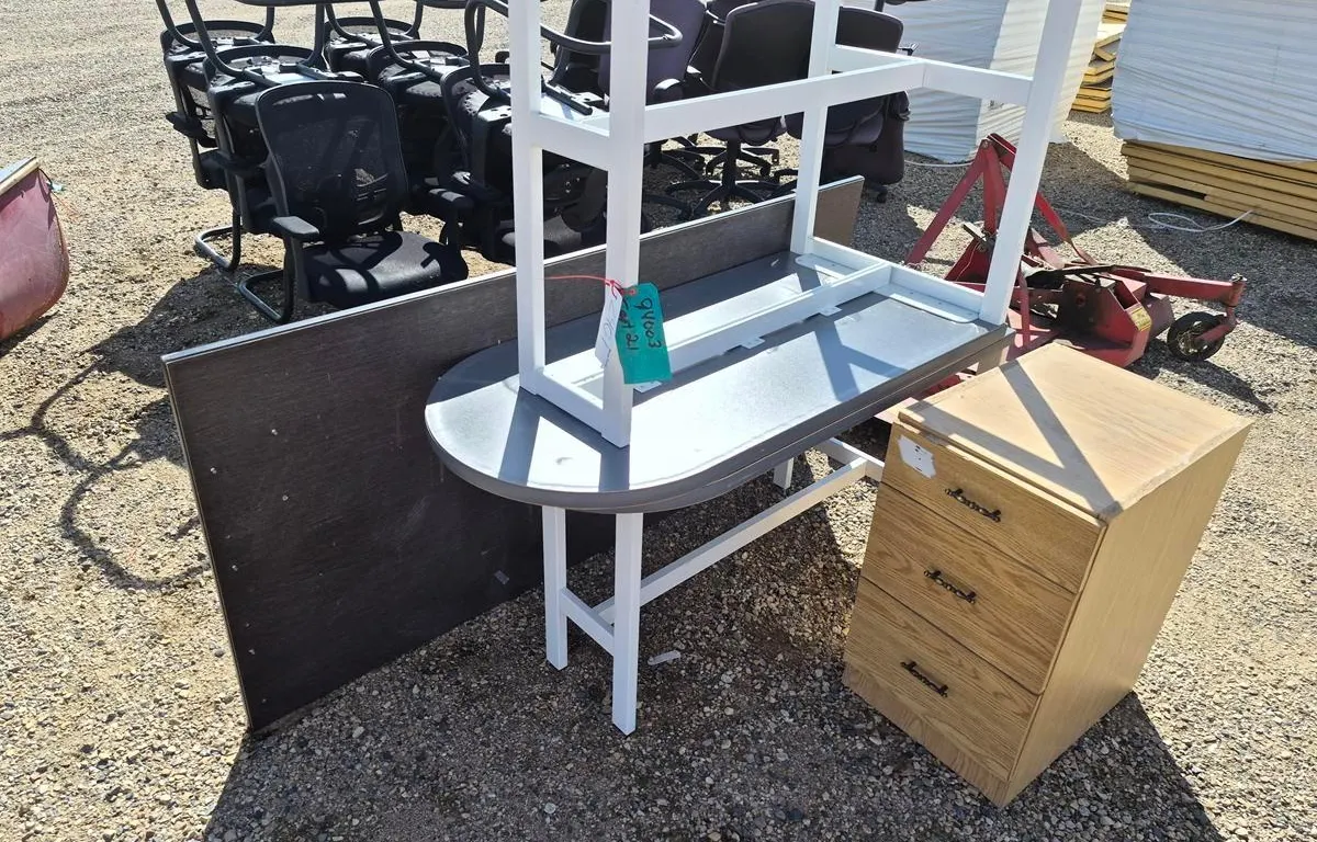 Desks and Cabinet
UNRESERVED