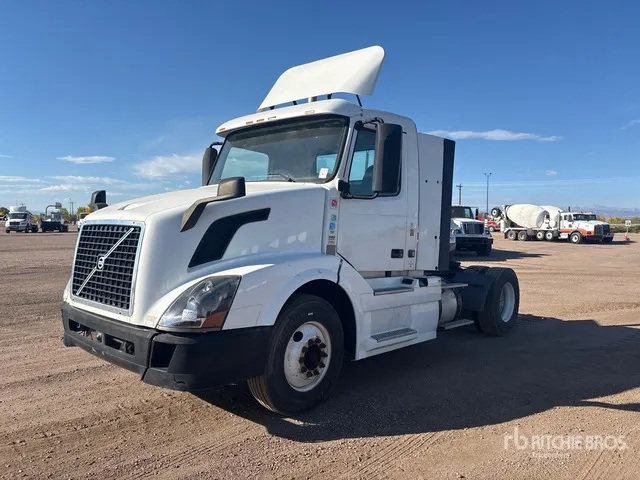 2013 Volvo VN 4x2 S/A Day Cab Truck Tractor