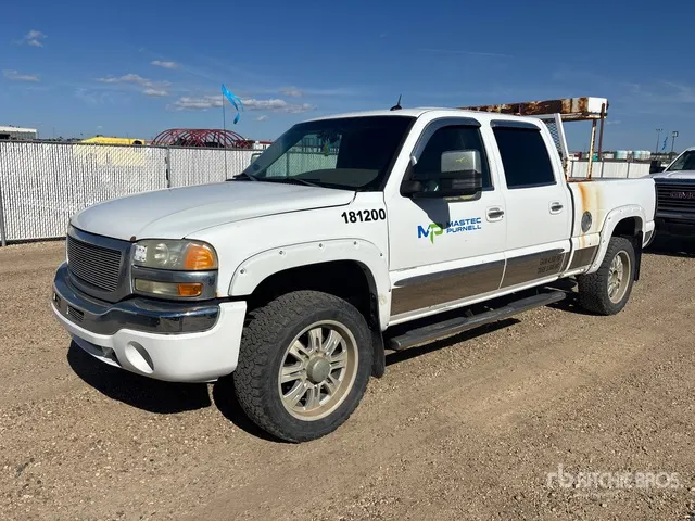 2005 GMC Sierra 1500 HD 4x4 Crew Cab Pickup