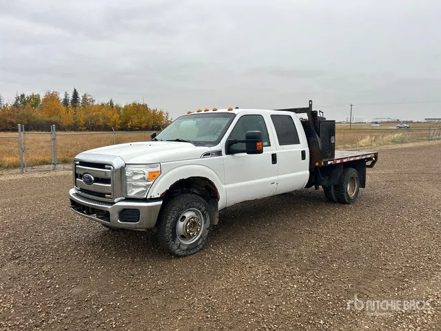 2015 Ford F-350 XLT 4x4 Crew Cab Flatbed Truck
