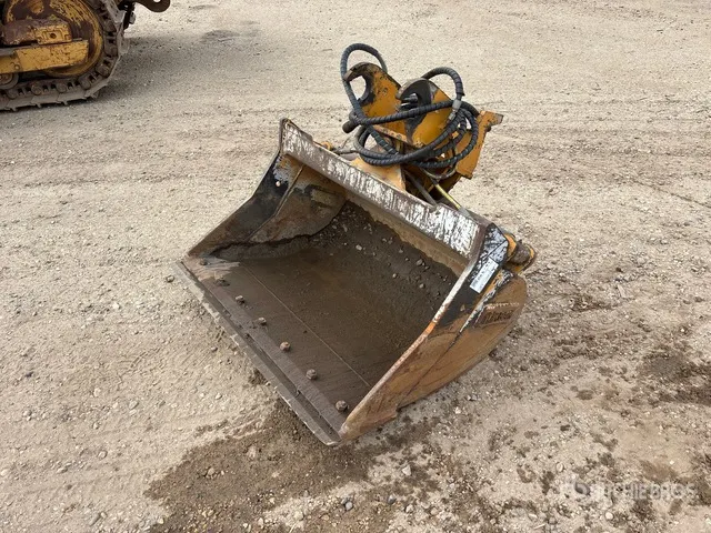 Brandt 42 in Q/C Hydraulic Tilting Excavator Bucket - Fits John Deere 60D
