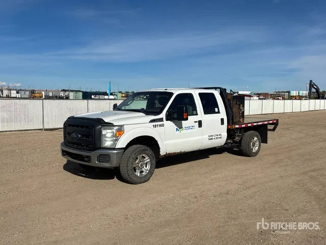2016 Ford F-350 XLT 4x4 Crew Cab Flatbed Truck
