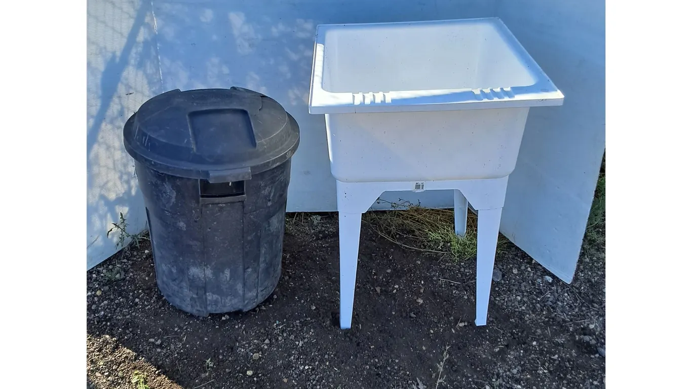 **Rubbemaid Bin 27" & Plastic Sink 24.5" x 22.25" x 32"- Can't Ship