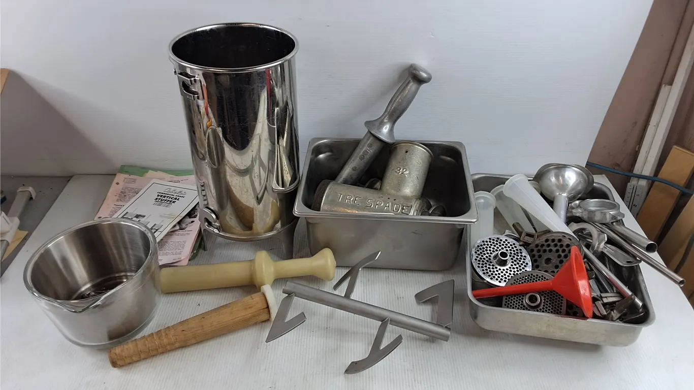 Heavy Duty Meat Grinder w/Accessories & Recipe Books
