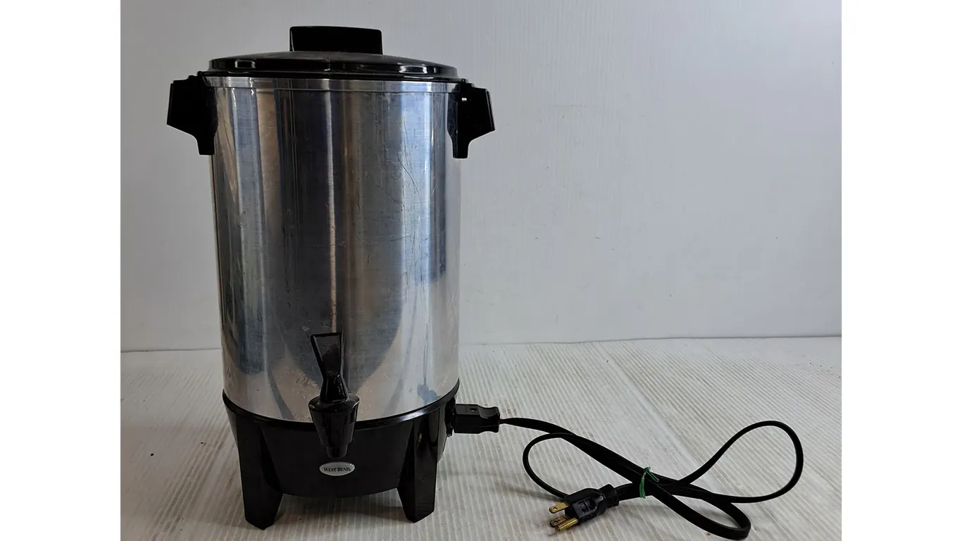 West Bend 58030 30-Cup Coffee Percolator (powers on)