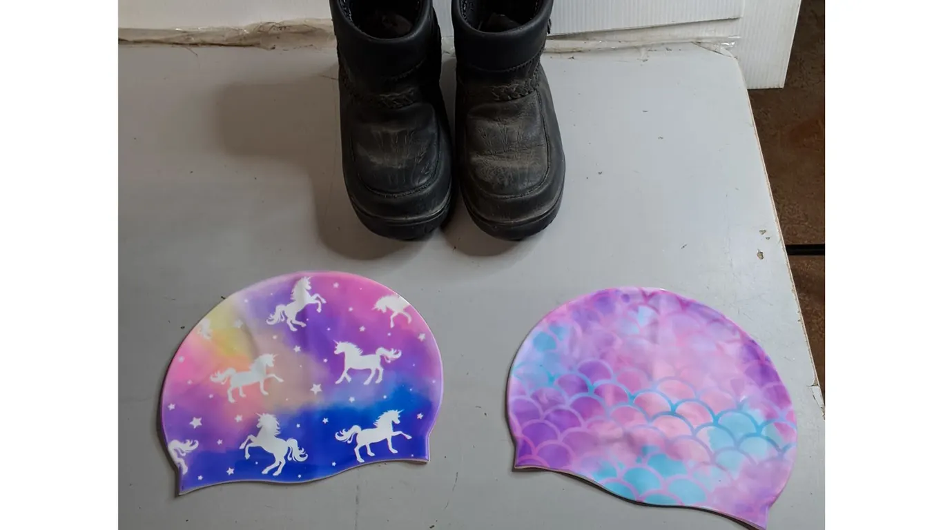 Manitobah Mukluks-W8 M6 & (2) Swim Caps