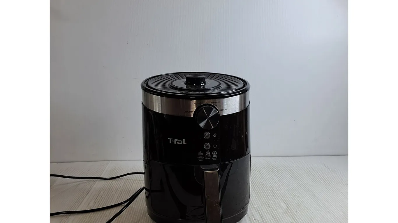 T-Fal Air Fryer (powers on)