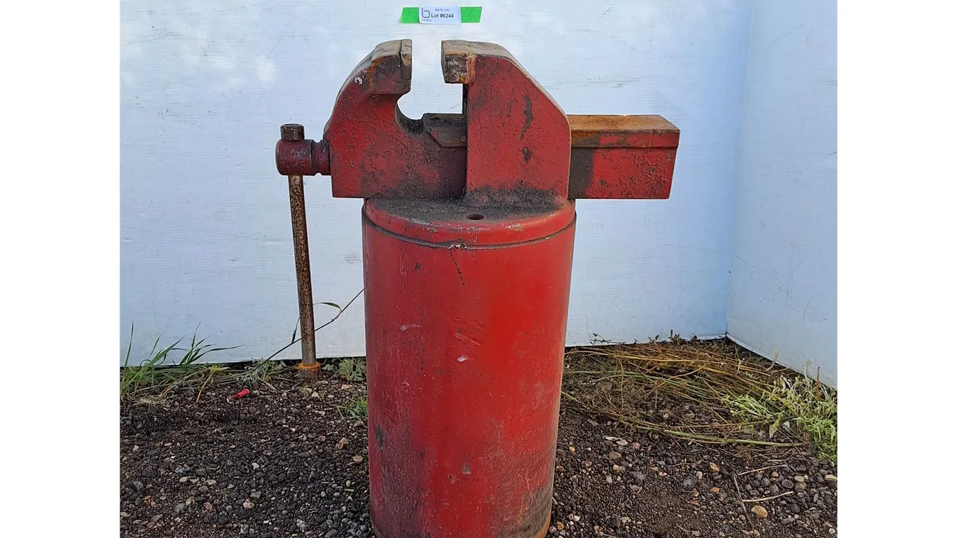 **Bench Vise 22" Tall- Can't Ship