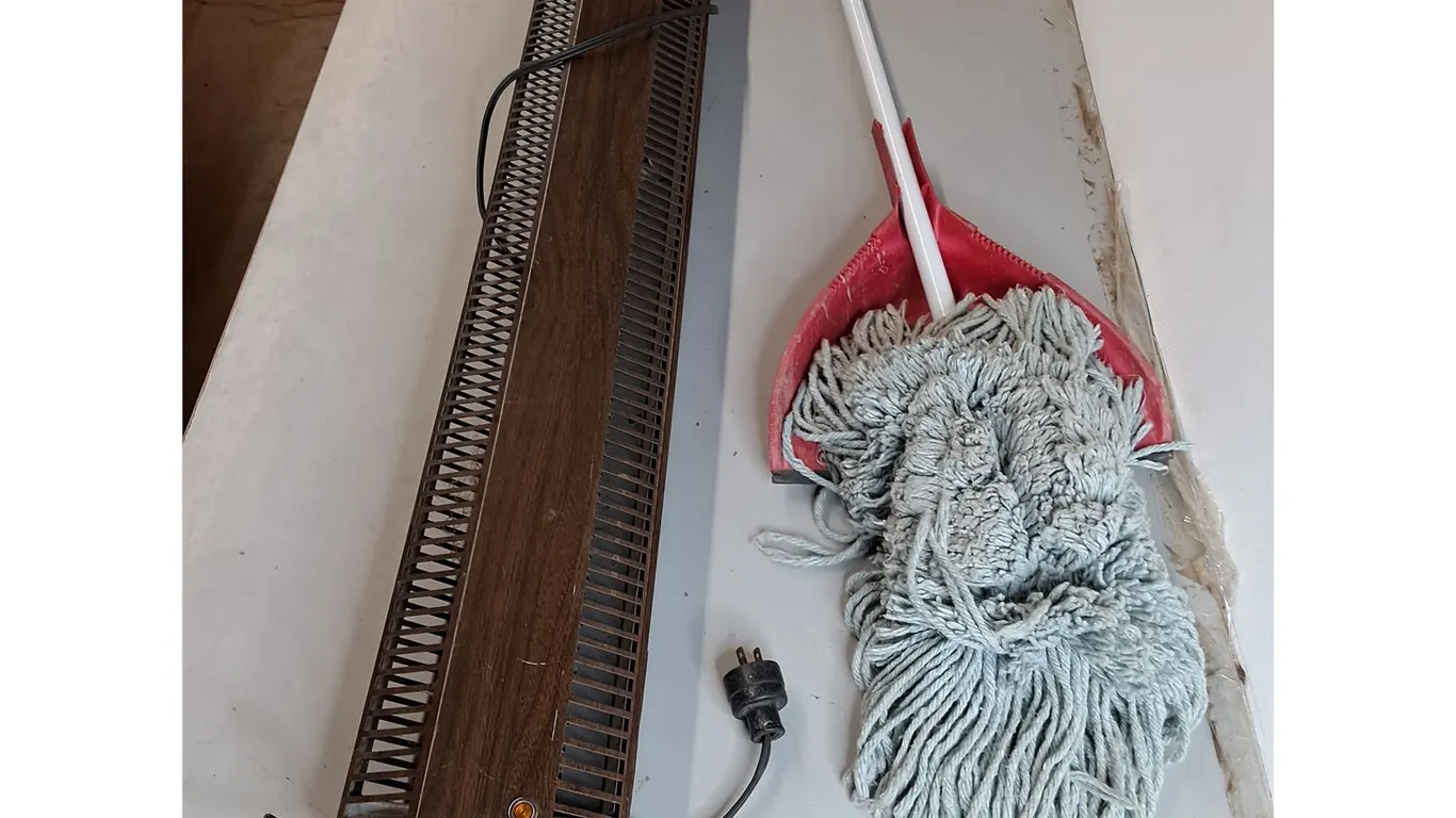 Mop, Dust Pan & Electric Baseboard Heater 48"- Powers On, Can't Ship