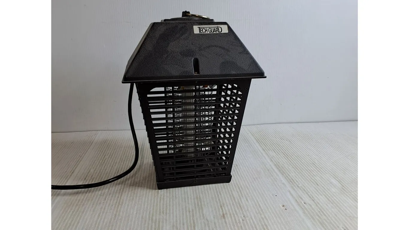 Flowtron Electronic Insect Killer Lantern (powers on)