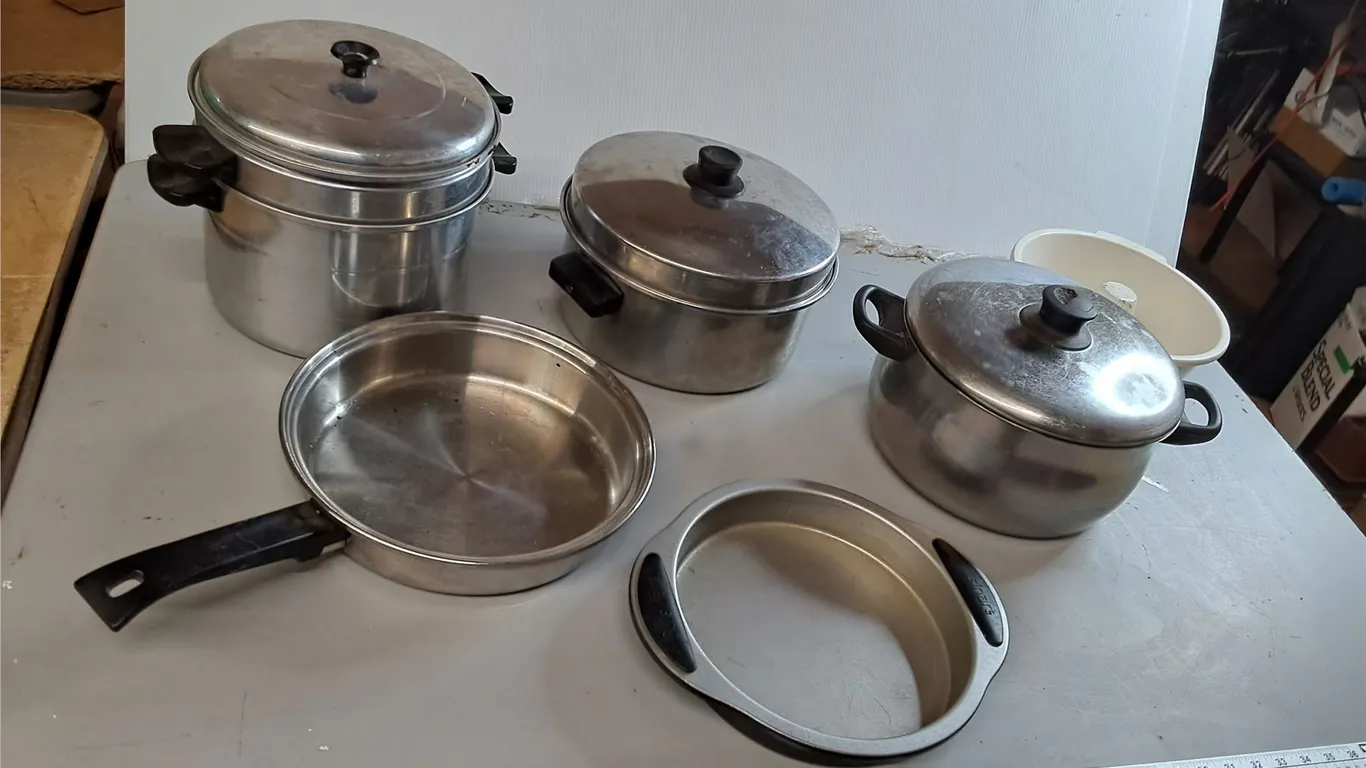 Metal Cookware & Rubbermaid Microwaveable 2 Qt. Ring Pan- Can't Ship