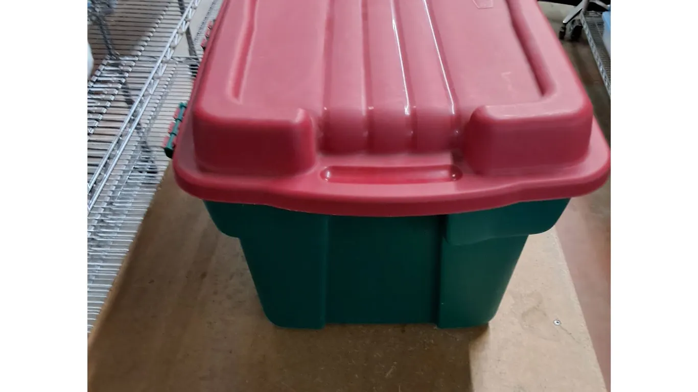 *Rubbermaid Storage Tote 26"x15"x17" (cannot ship)