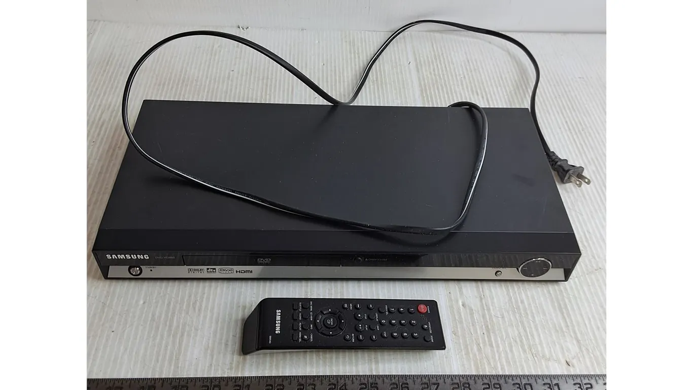 Samsung DVD Player w/Remote - Powers On