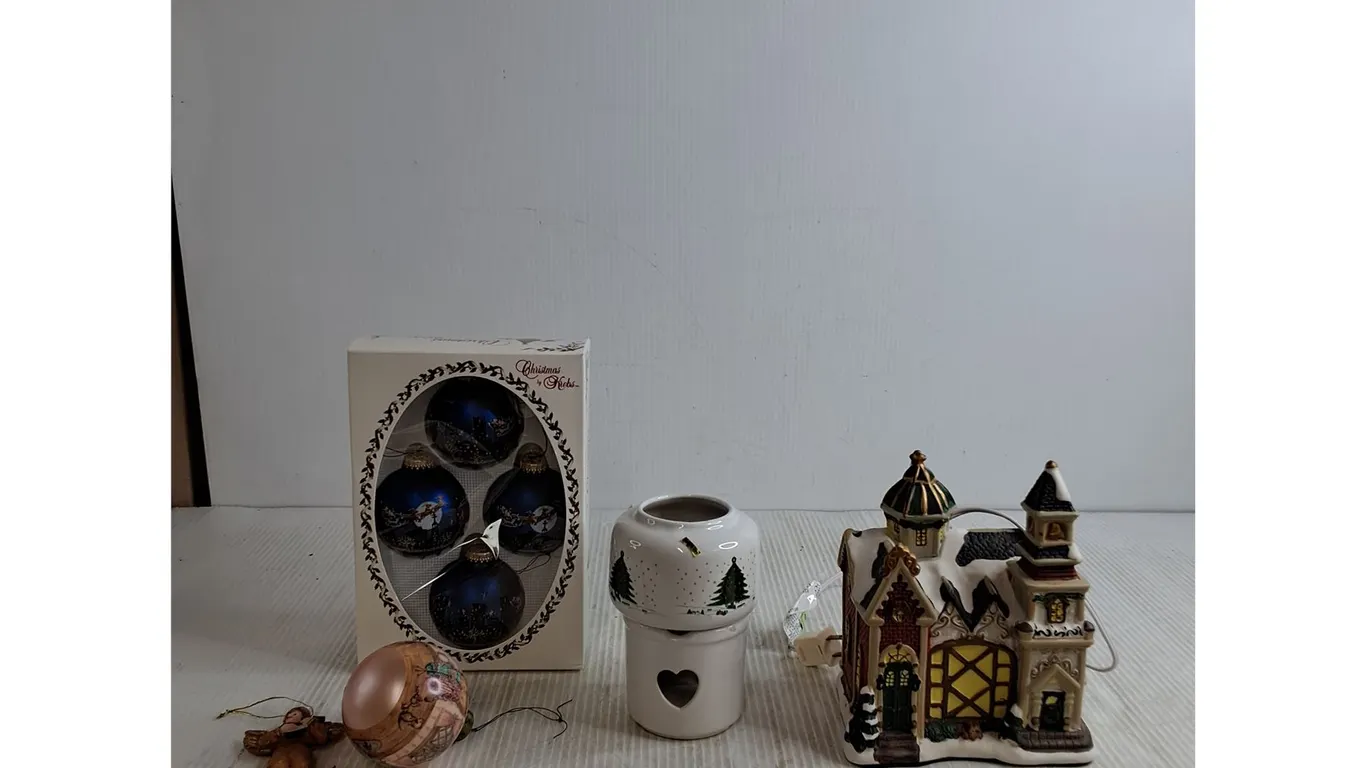 Scenter & Candle, Christmas Ornaments, Christmas Village (powers on)