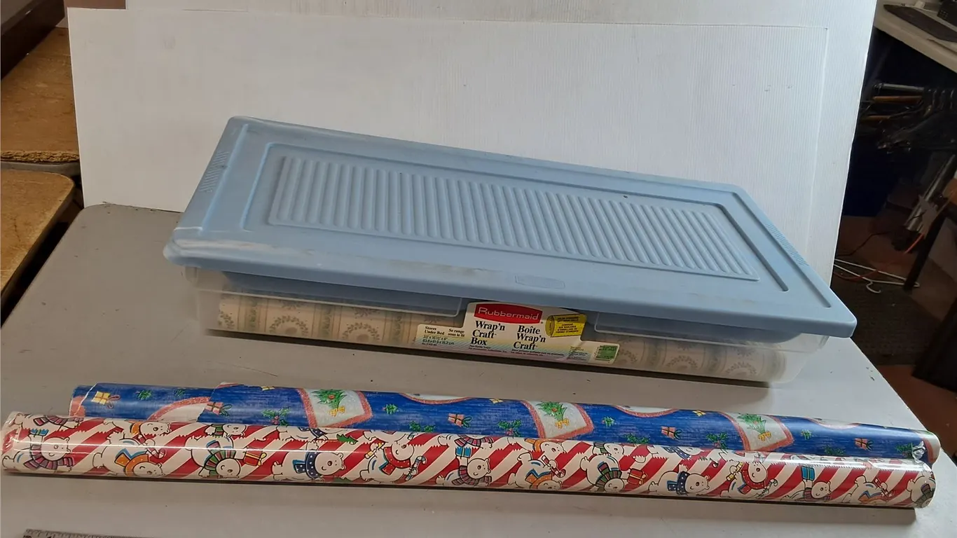 Plastic Tote, Wrapping Paper & Bows- Can't Ship