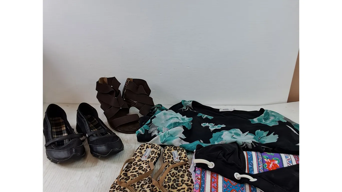 Assorted Womens Shoes (Approx. Size 7), Bikini Top, Women's Short Sleeve (M), Fabric