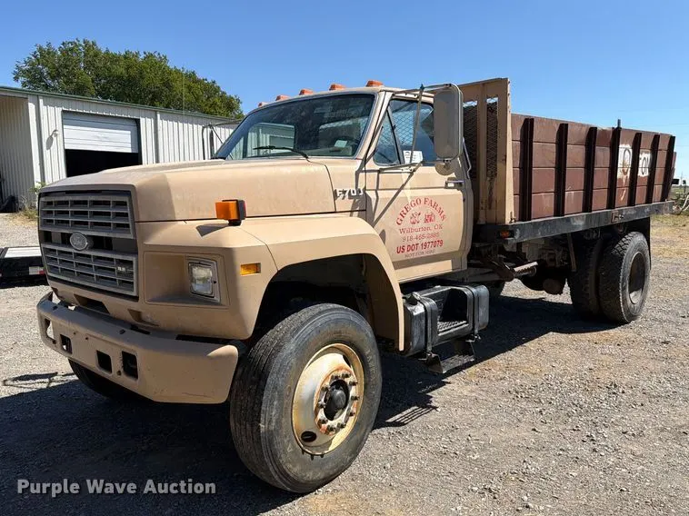 1992 Ford F700 dump flatbed truck