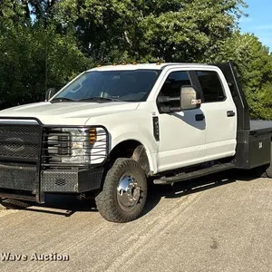 2019 Ford F350 Super Duty Crew Cab pickup truck