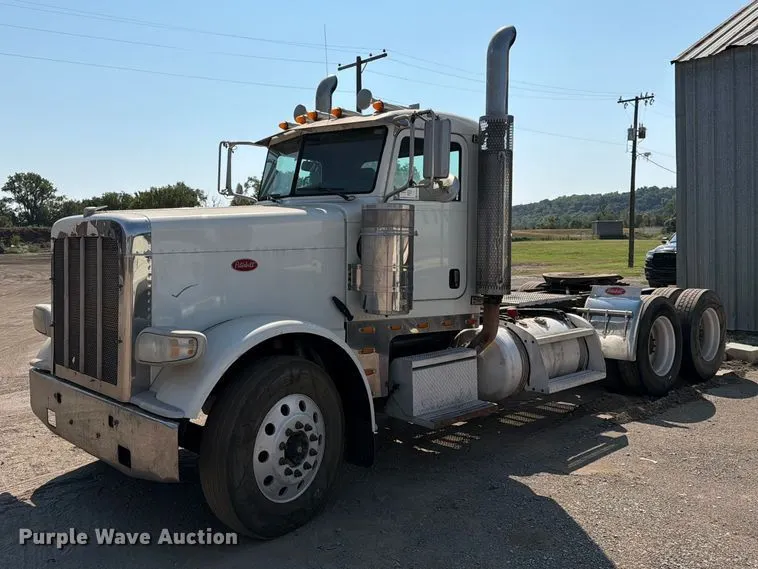 2009 Peterbilt 388 semi truck