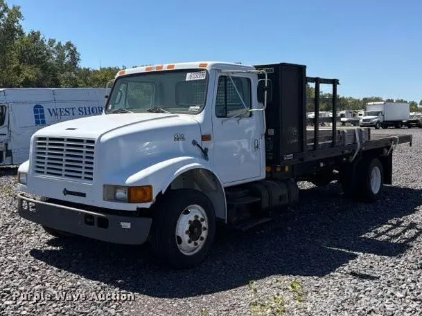 2000 International 4700 flatbed truck