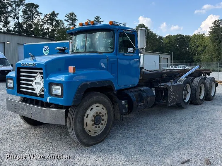 2000 Mack RD roll-off container truck