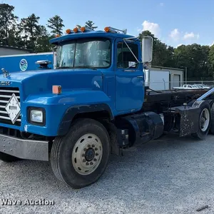 2000 Mack RD roll-off container truck