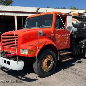 1996 International 4700 oil distributor truck