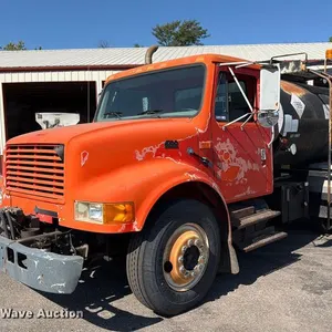1996 International 4700 oil distributor truck
