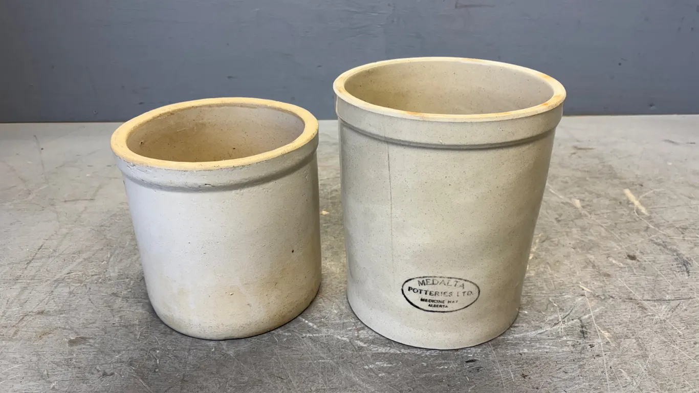 (1) Medalta Crock, (1) Crock