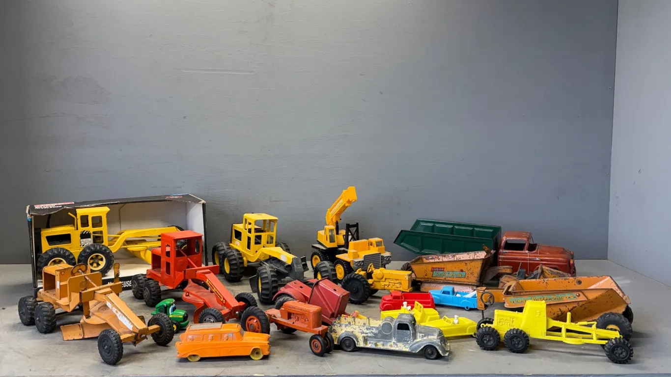 (20) Assorted Plastic and Metal Collectibles