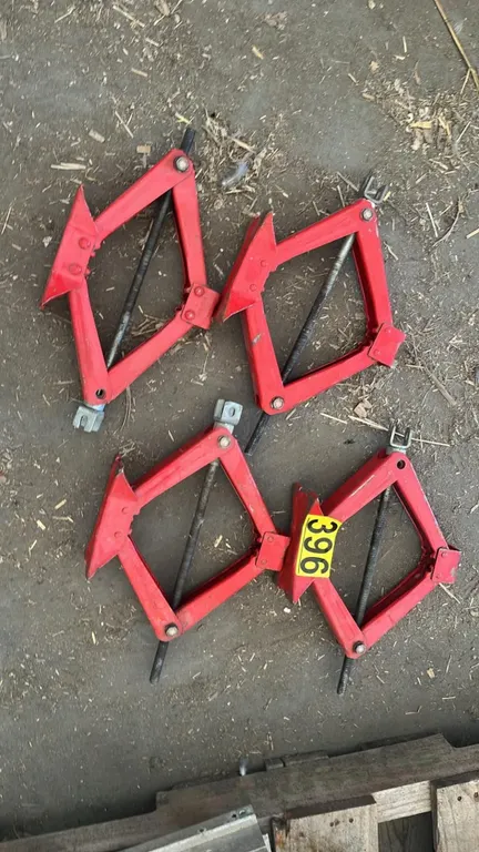 OFFSITE - 4 scissor jacks in good condition.