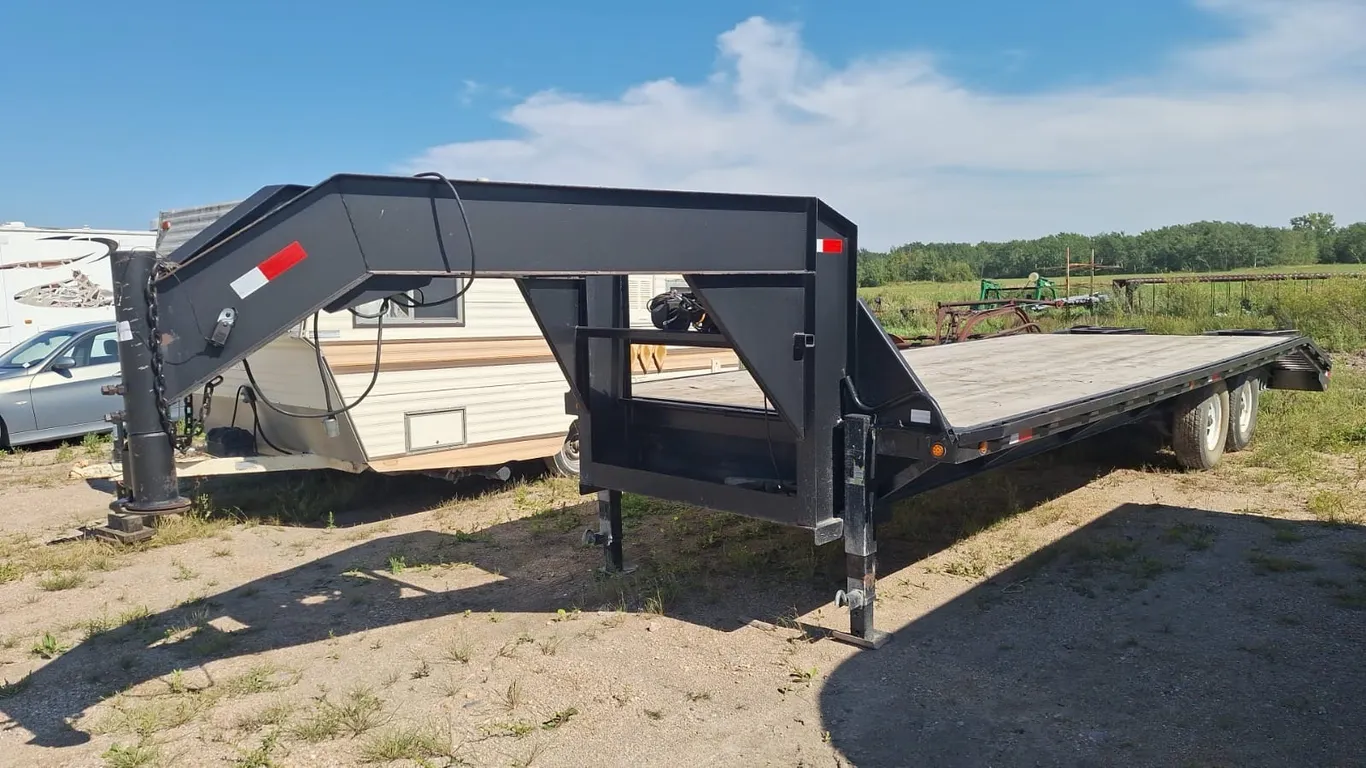 1999 PJ 26 Ft goose neck trailer, 21 Ft deck with 5 ft beaver tail with folding ramps