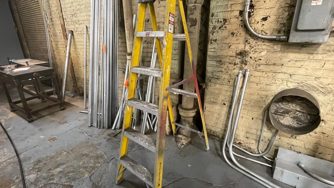 Louisville 6' Fiberglass Step Ladder