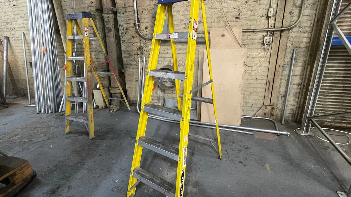 Louisville 6' Fiberglass Step Ladder