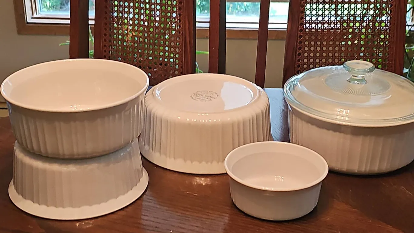 CorningWare 4-Piece White Ceramic Bakeware Set with Glass Lid