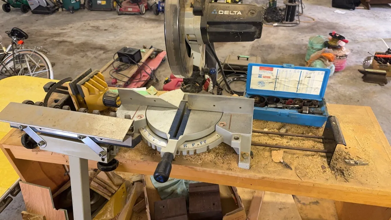 Delta 10" Compound Miter Saw Model 36-225 With Stand, Hole Saw Kit, and Accessories