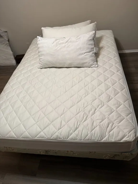 Vibrating Queen Mattress Set with Sealy Pillows