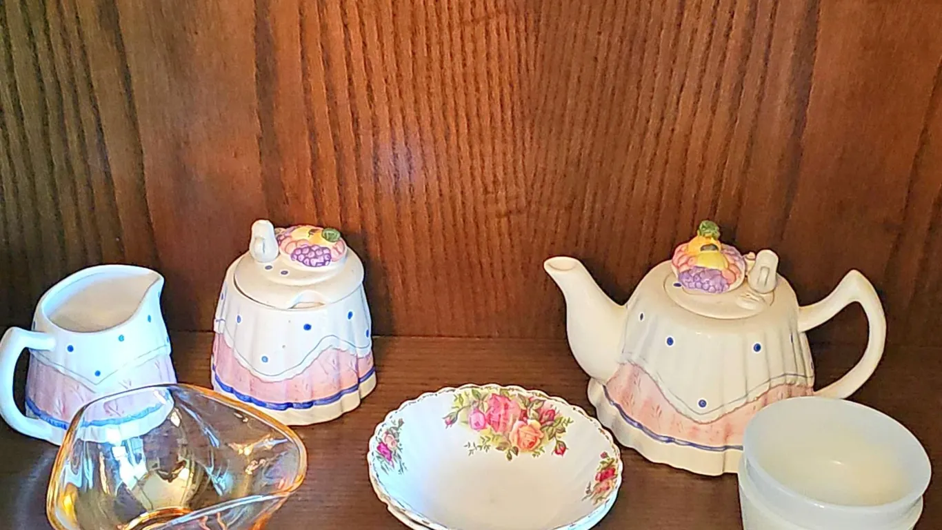 Lot: Ceramic Teapot Set, Depression Glass Bowl, Royal Albert Dish