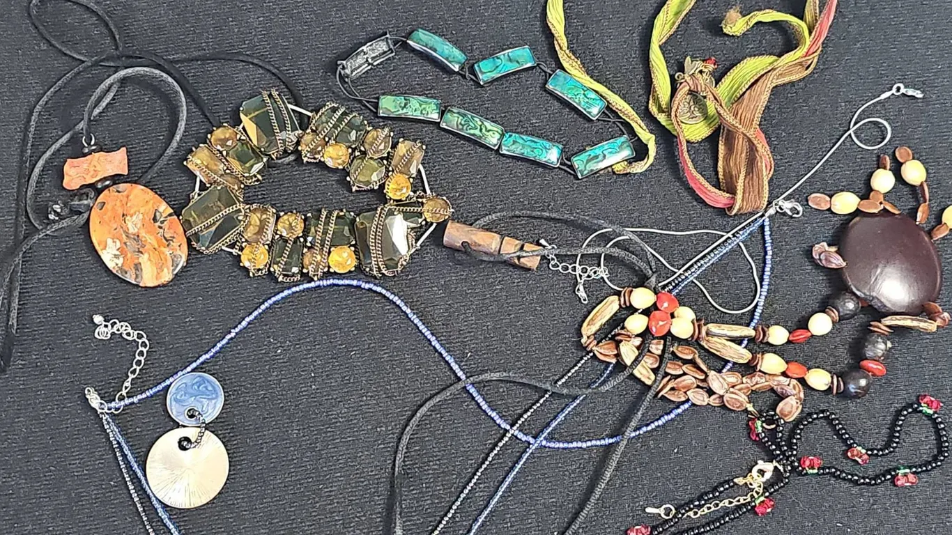 Costume Jewellery Necklace and Pendant Lot