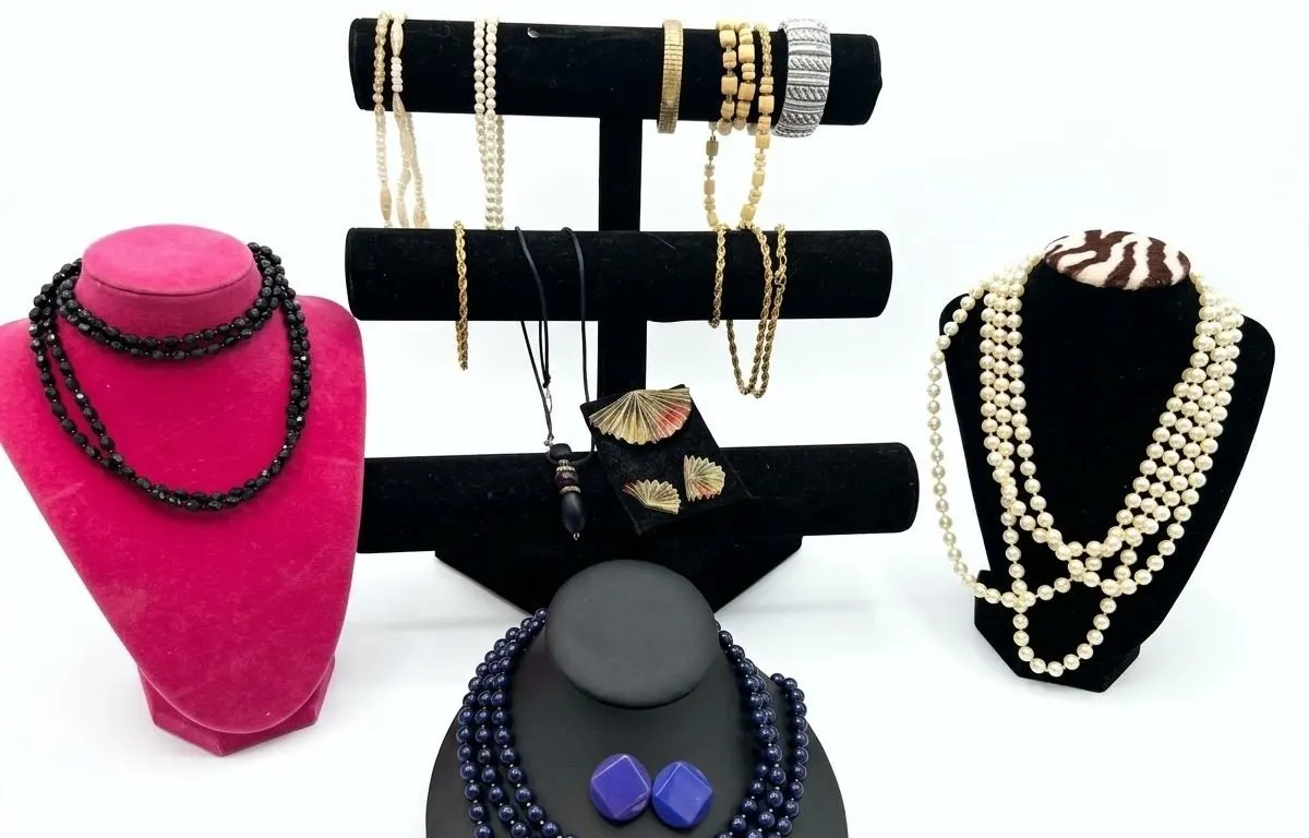 Costume Jewellery Lot: Necklaces, Bracelets, Earrings