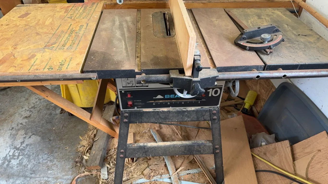 Beaver 10 Inch Table Saw With Stand and Fence