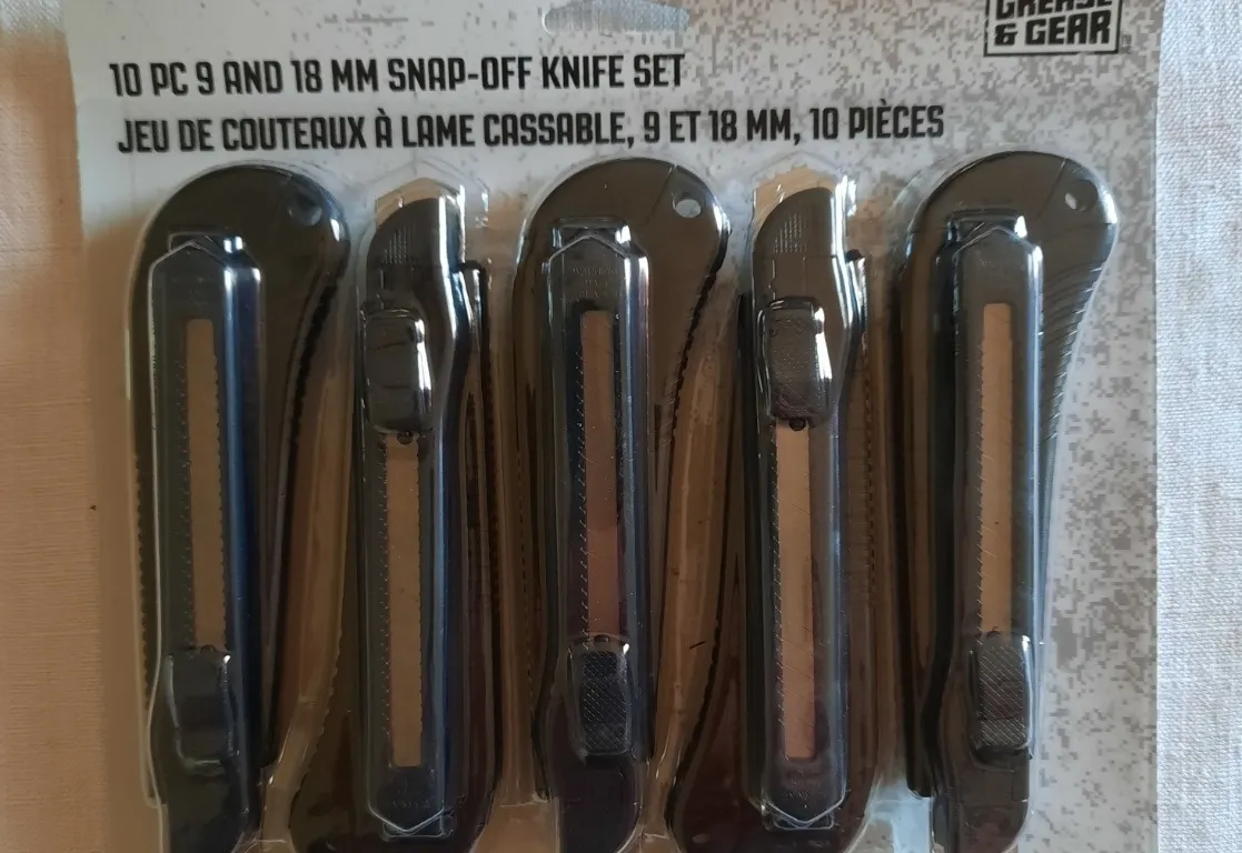 NEW 10 Pc Knife Set. (GST 5% & PST 7% charged)