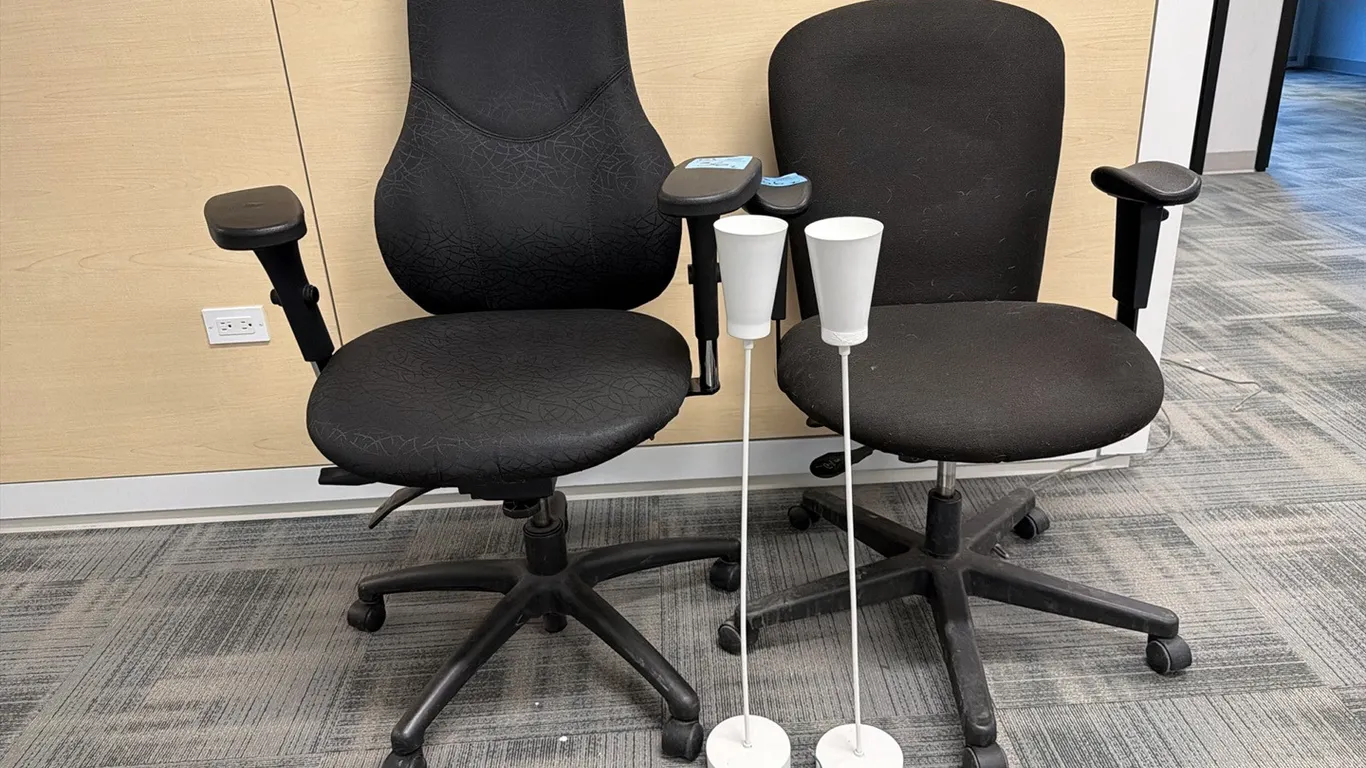 2 office chairs & pair of lamps