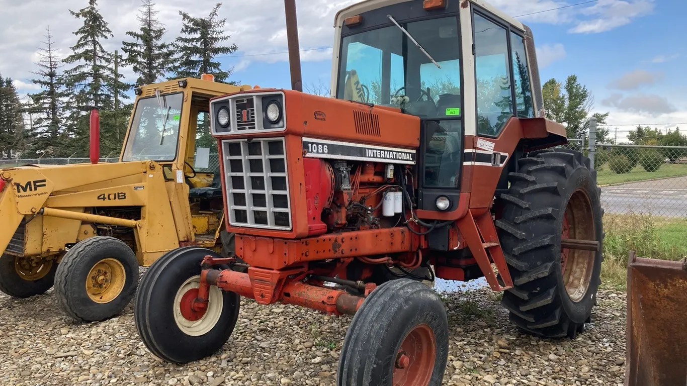 1086 International Tractor s/n: 17715