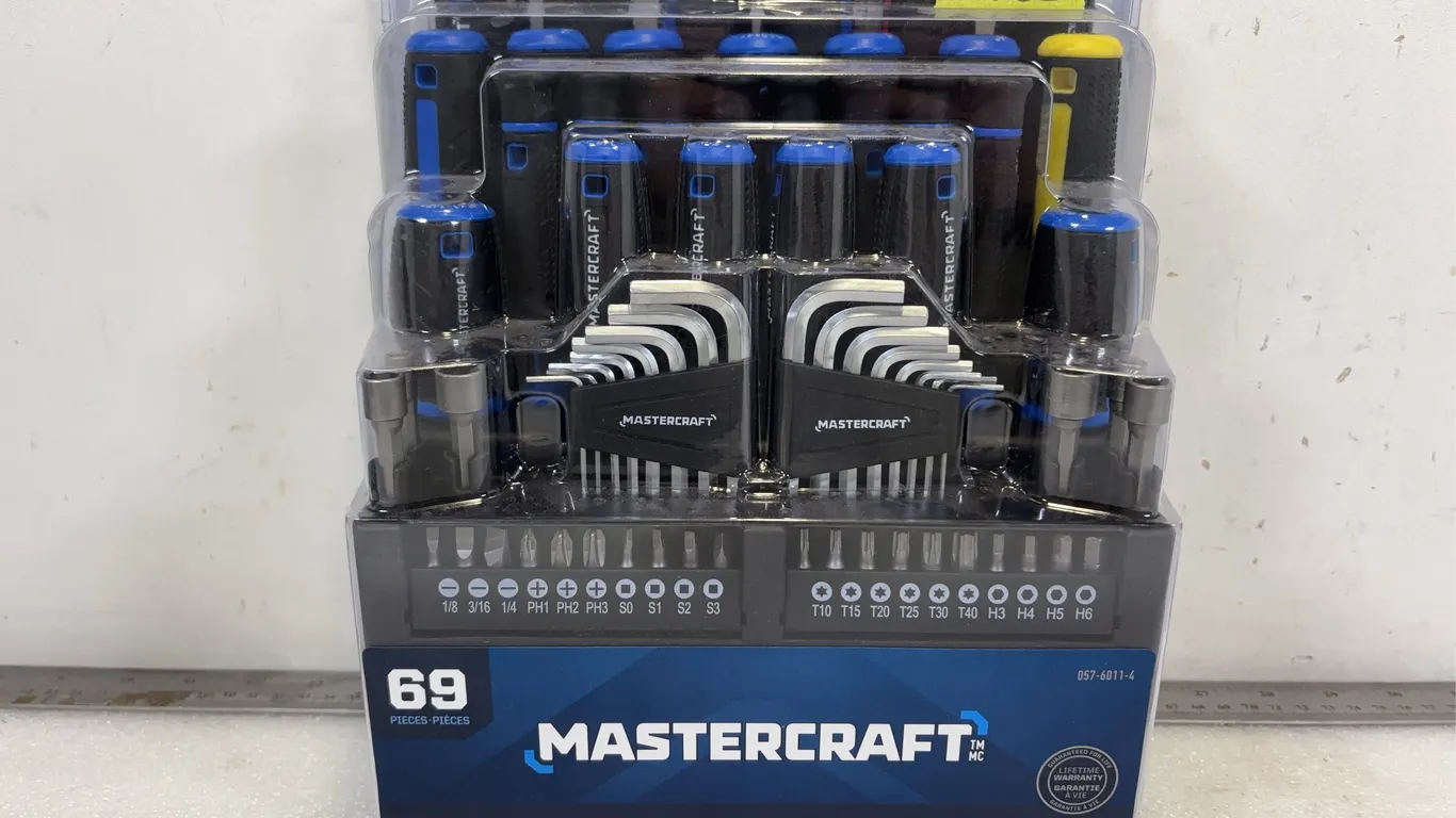 Mastercraft 69 pce Screwdriver/Driver and Bit Set, approx. Dimensions of Box 10" x 12" x 5 1/2" *Unreserved*