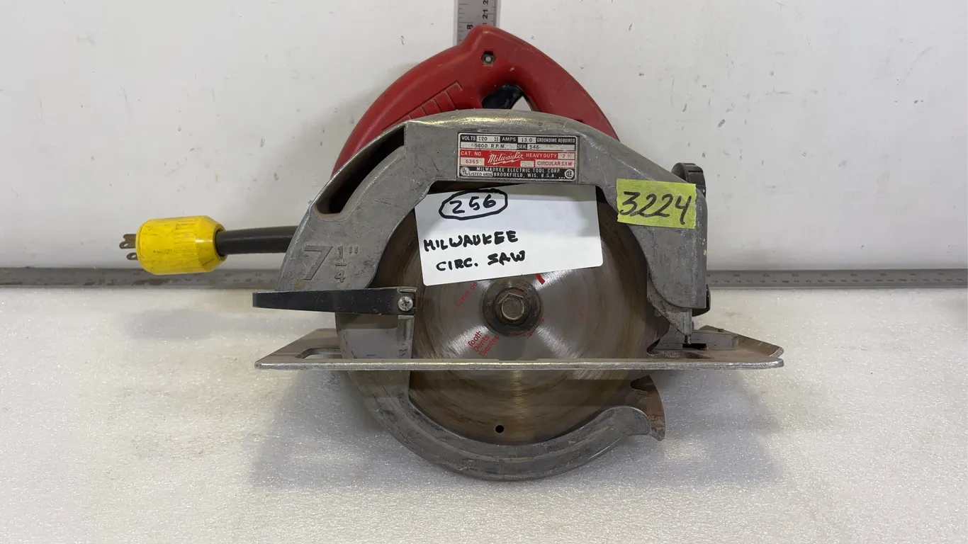 Milwaukee Circular Saw, 120V, 13 AMP, 5800 RPM, SN: 546, approx. Dimensions of Lot 17" x 11" x 11" *Unreserved*