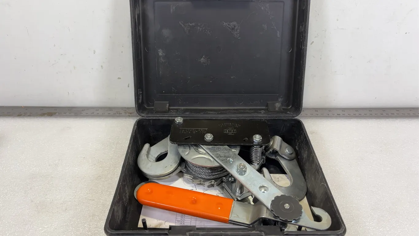 Small Cable Hoist, Dimensions of Lot 10" x 8" x 3 1/2" approx. *Unreserved*