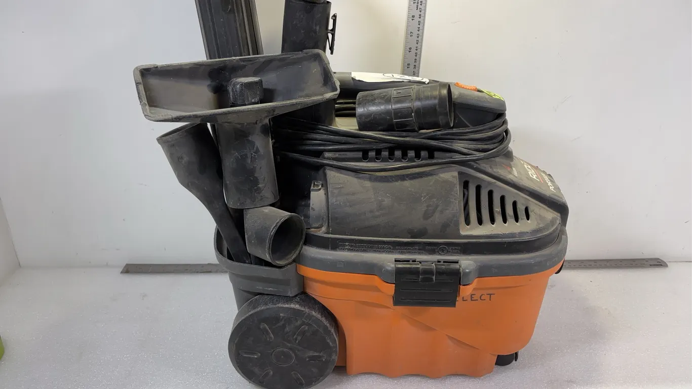 Rigid Portable Vacuum, 4 Gallon, 5 HP, approx. Dimensions of Lot 23" x 25" x 14" *Unreserved*