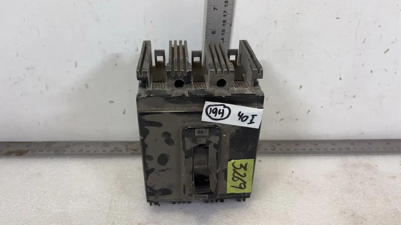 Large 3P Breaker, approx. Dimensions of Lot 6 1/2" x 4 1/2" x 4" *Unreserved*