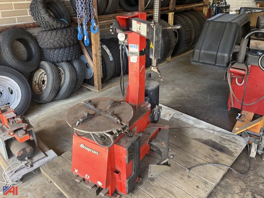 Snap-On Tire Machine
